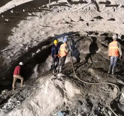 察哈尔右翼前拱顶带模注浆料的施工流程及注意事项